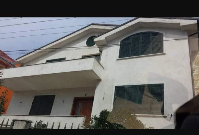 Tirane, jap me qera Vile 2 Katshe Kati 2, 240 m² 1900 Euro m2 (Shkolla Policise,Sauk)
