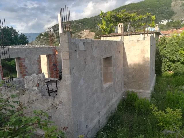 Tirane, shes shtepi 2+1+A+BLK Kati 0, 110 m²+750m2 truall 250.000 Euro (Petrele)
