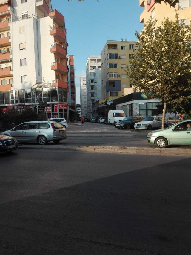 Tirane, jepet me qera apartament 1+1+A Kati 4, 84 m² 300 Euro (Terminali i Autobuzave perballe Spitalit Hygea)
