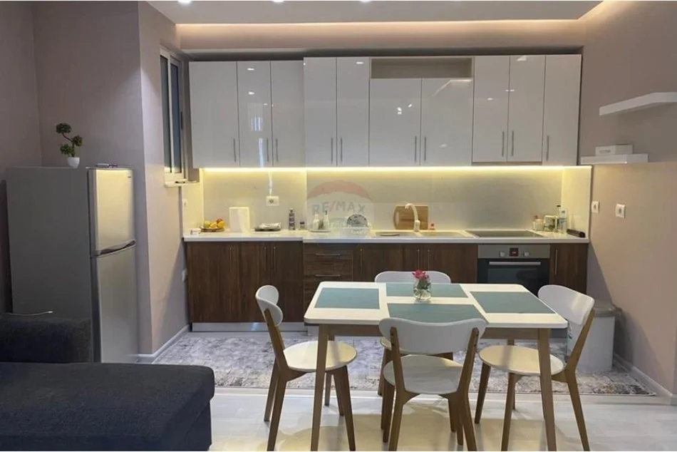 Tirane, jepet me qera apartament 1+1+Ballkon Kati 4, 70 m² 700 € (Stacioni trenit)