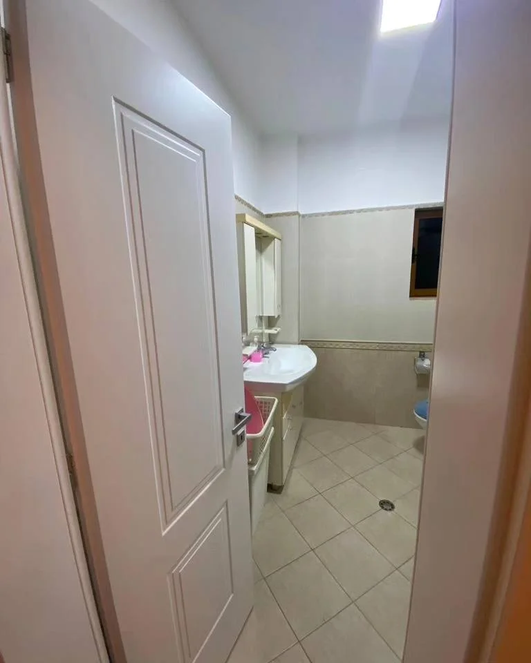 Jepet me qera apartament 3+1, 21 Dhjetori, prane hotel Mondial