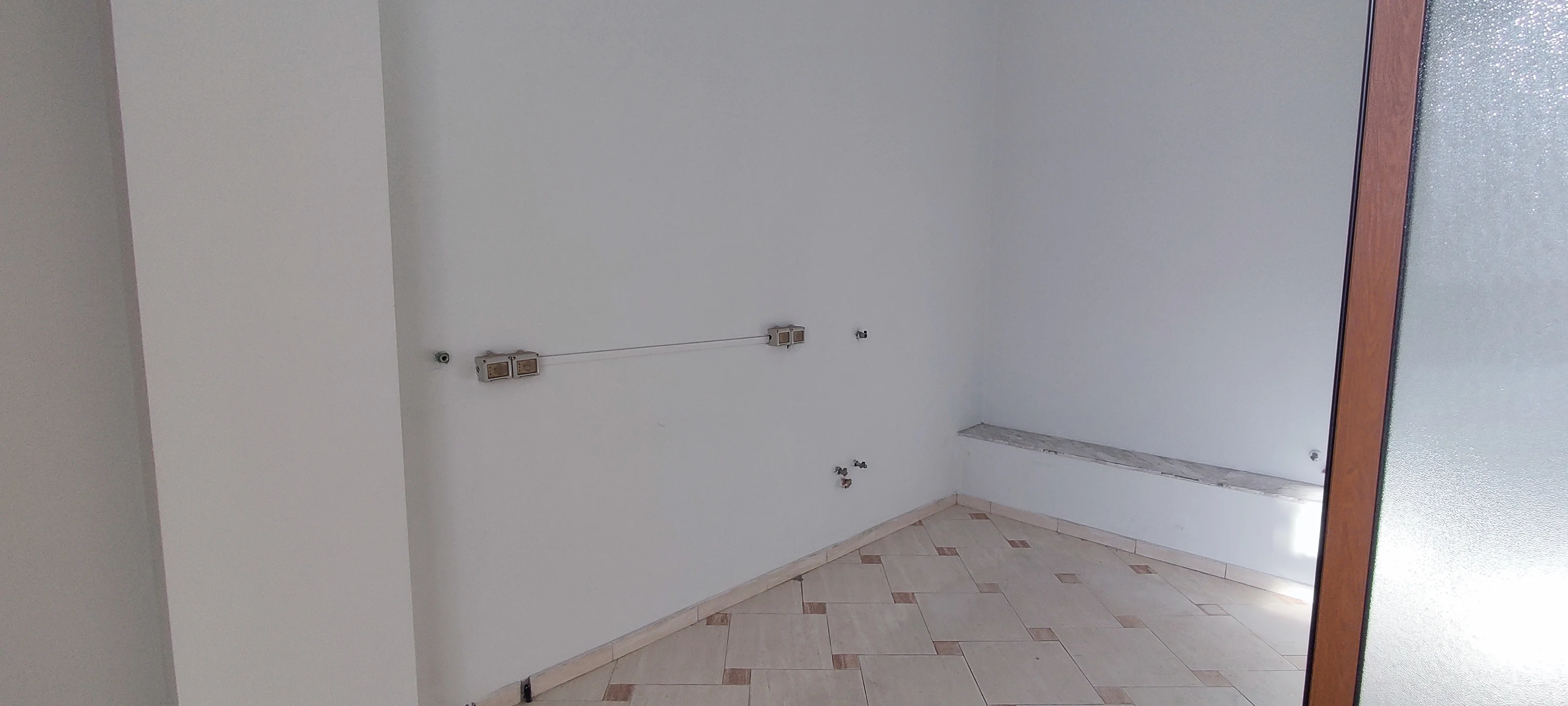 Jepet me qira ambient Instat-Min Jashtme, Zyra-Kopsht-Klinike, 225 m2, j lartesi 3.2m prane Instat