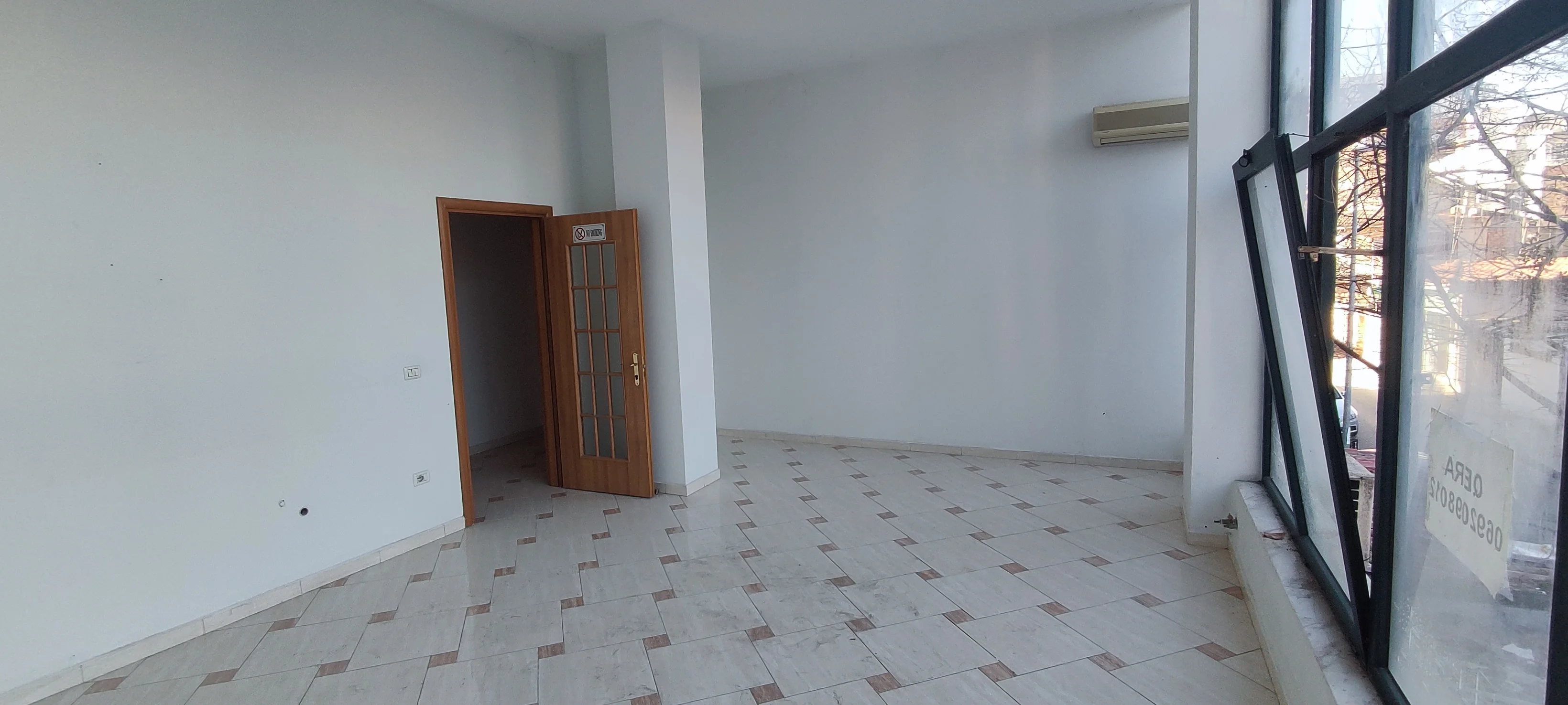 Jepet me qira ambient Instat-Min Jashtme, Zyra-Kopsht-Klinike, 225 m2, j lartesi 3.2m prane Instat