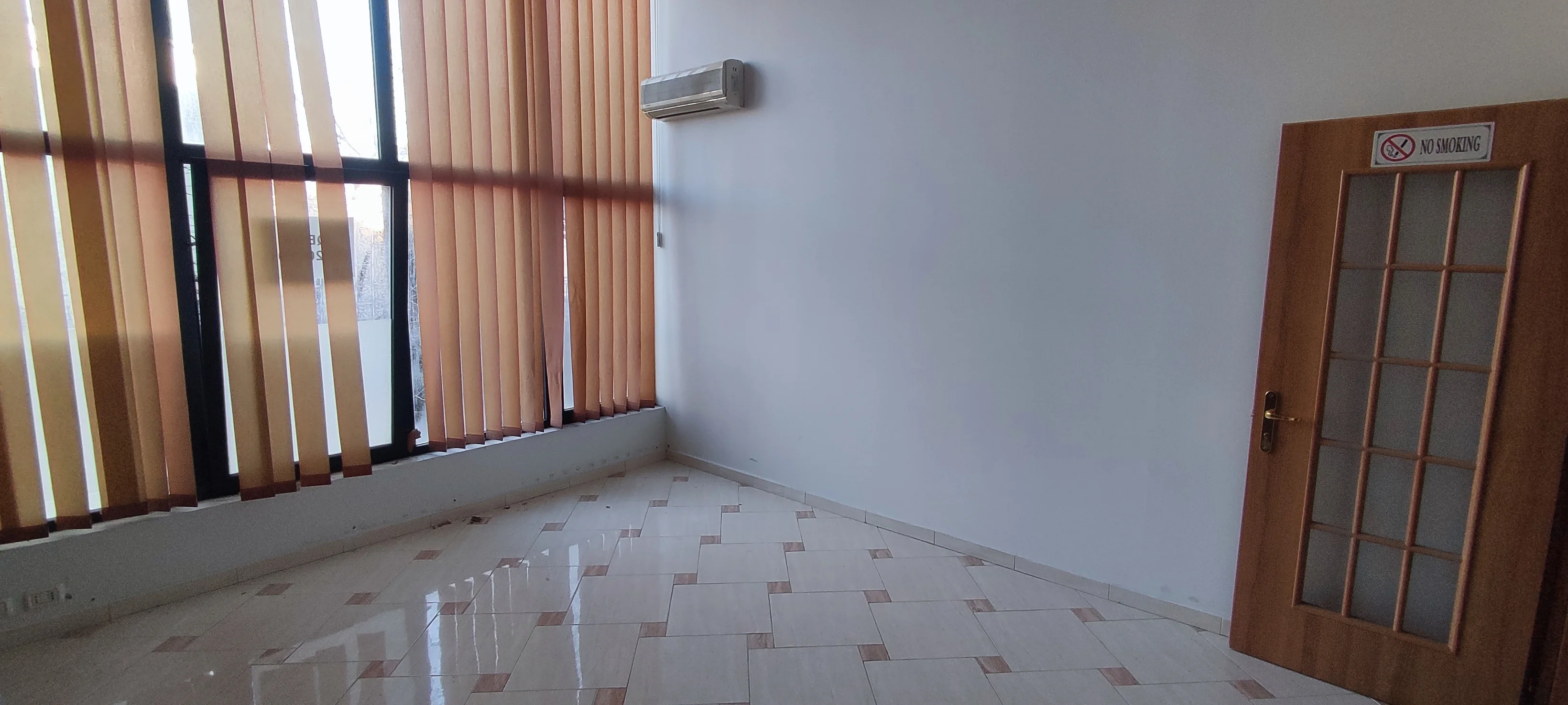 Jepet me qira ambient Instat-Min Jashtme, Zyra-Kopsht-Klinike, 225 m2, j lartesi 3.2m prane Instat