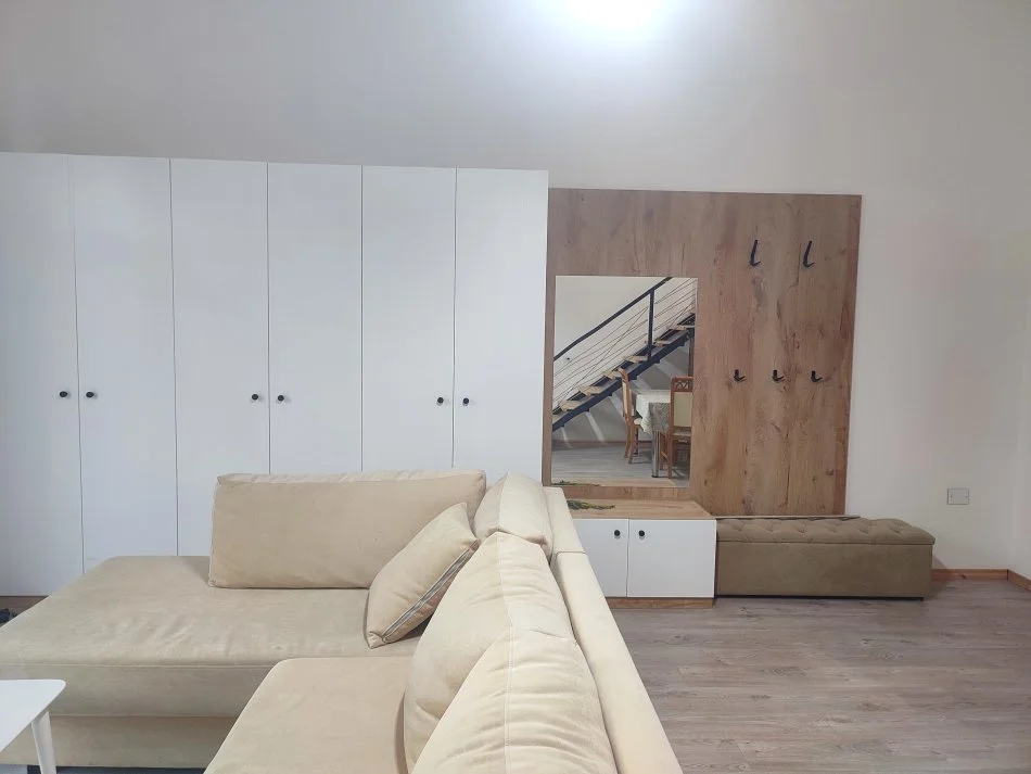 Tirane, jepet me qera apartament duplex Dublex Kati 1, 75 m² 350 € (Muharrem Deliu)