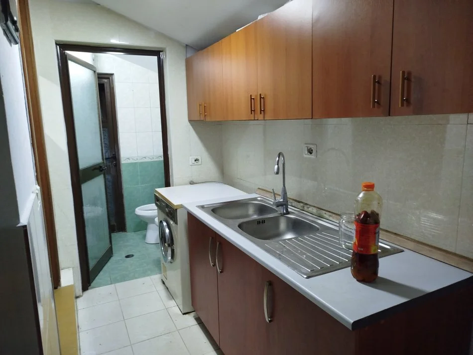 Tirane, jepet me qera garsonier 1+1 Kati 0, 28 m² 230 € (Stavri Themeli)