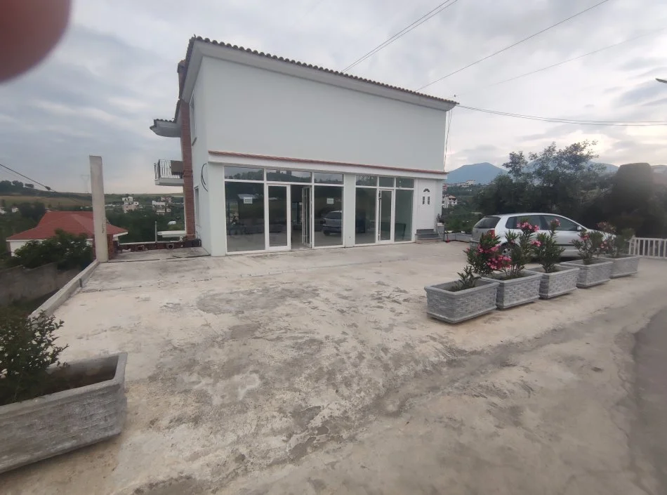 Tirane, jepet me qera Kati 1, 130 m² (Mustafa Lita)