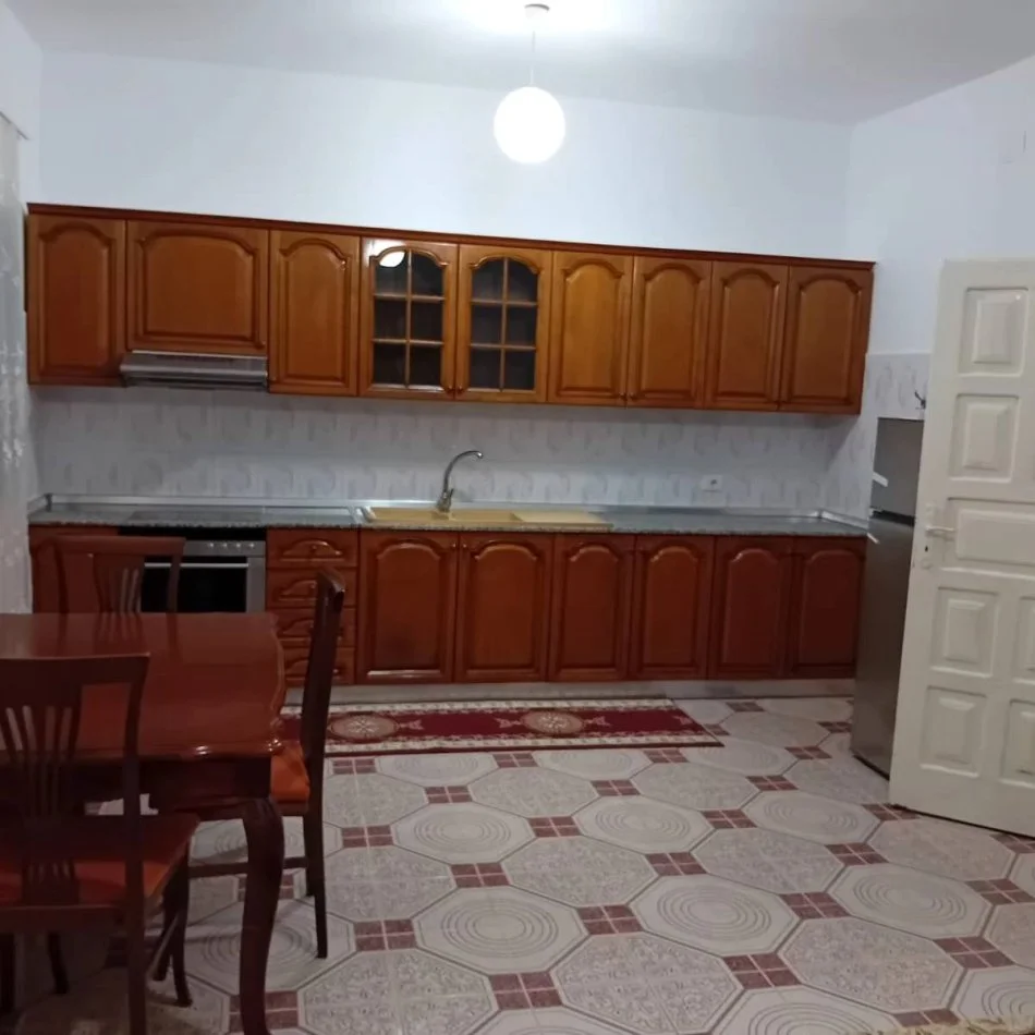 Tirane, jepet me qera shtepi 1+1+Ballkon Kati 1, 1 m² 331 € (Lucie Miloti)