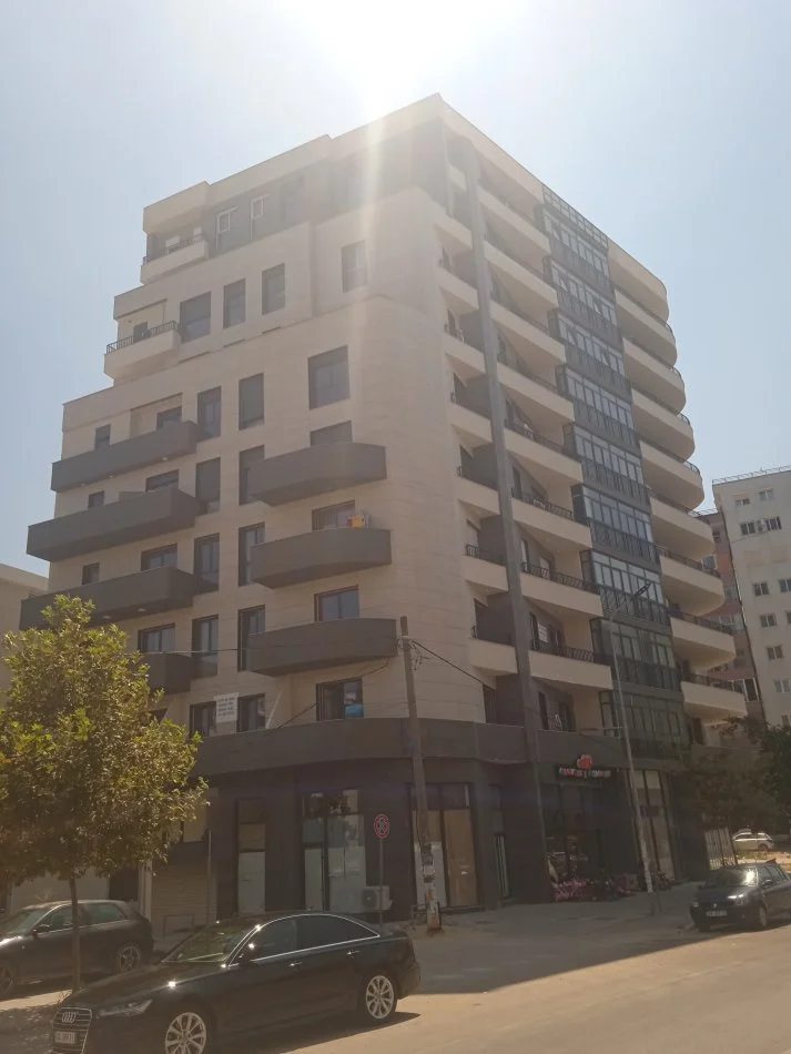 Tirane, jepet me qera ambjent biznesi Kati 1, 55 m² 70m nga Rotondo Astir, Bulevardi Migjeni (rruge kryesore)