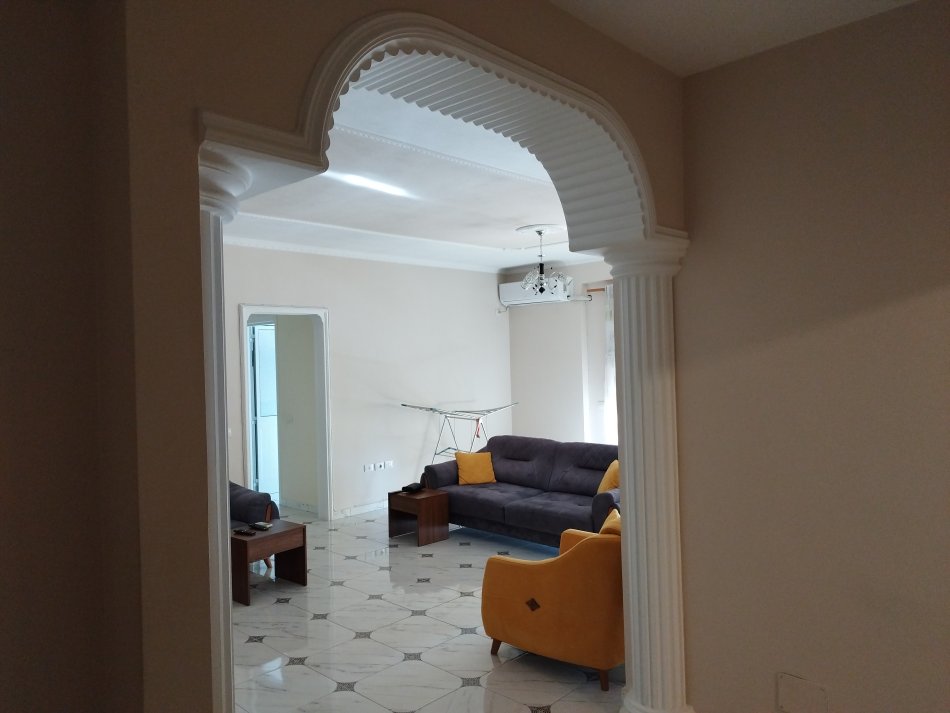 Tirane, jepet me qera apartament 3+1+Ballkon Kati 3, 120 m² 700 € (Kopështi botanik)
