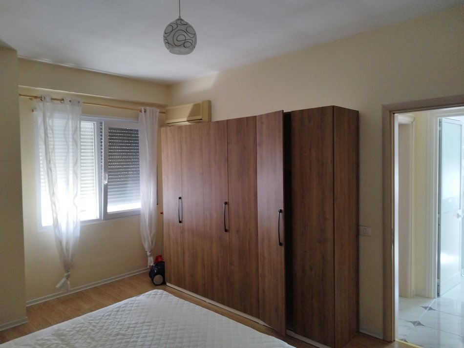 Tirane, jepet me qera apartament 3+1+Ballkon Kati 3, 120 m² 700 € (Kopështi botanik)