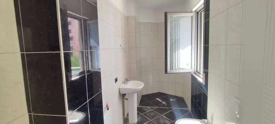 Tirane, jepet me qera zyre Kati 4, 110 m² 700 € Rruga (Kosovareve)