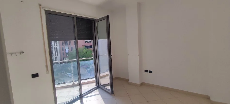 Tirane, jepet me qera zyre Kati 4, 110 m² 700 € Rruga (Kosovareve)
