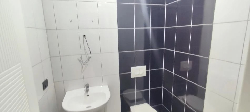 Tirane, jepet me qera zyre Kati 4, 110 m² 700 € Rruga (Kosovareve)