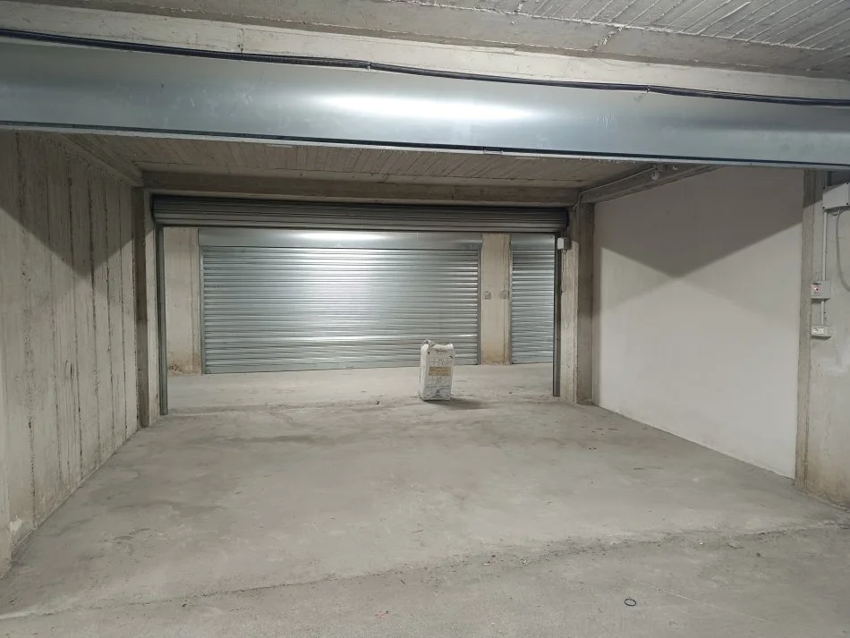 Durres, jepet me qera vend parkimi, pallati ish fabrika bukes durres