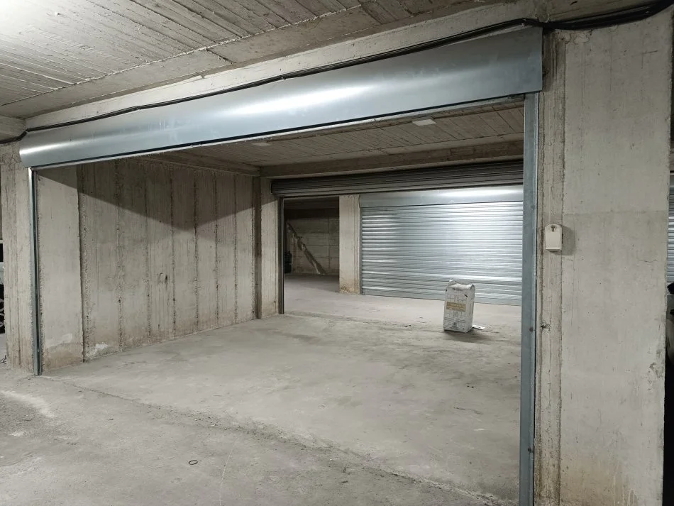 Durres, jepet me qera vend parkimi, pallati ish fabrika bukes durres