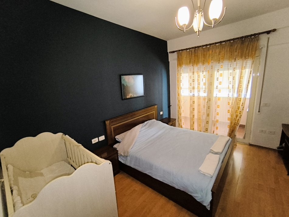 Tirane, jepet me qera apartament 1+1+Ballkon Kati 5, 80 m² 45 € (Komuna Parisit)