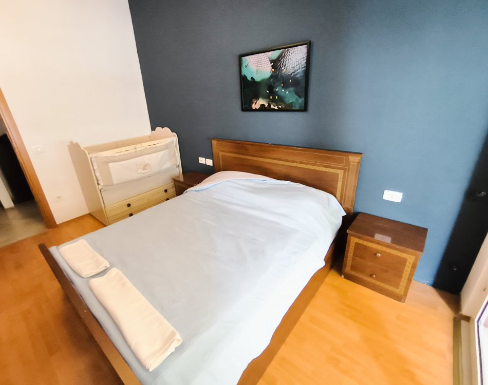 Tirane, jepet me qera apartament 1+1+Ballkon Kati 5, 80 m² 45 € (Komuna Parisit)