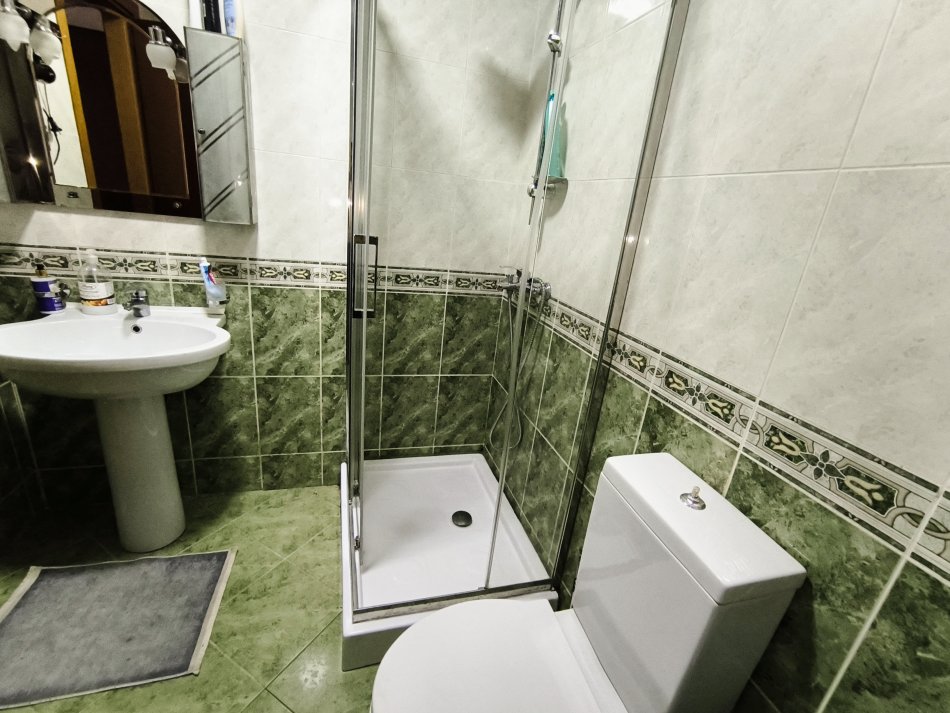 Tirane, jepet me qera apartament 1+1+Ballkon Kati 5, 80 m² 45 € (Komuna Parisit)