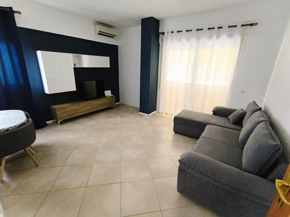 Tirane, jepet me qera apartament 1+1+Ballkon Kati 5, 80 m² 45 € (Komuna Parisit)