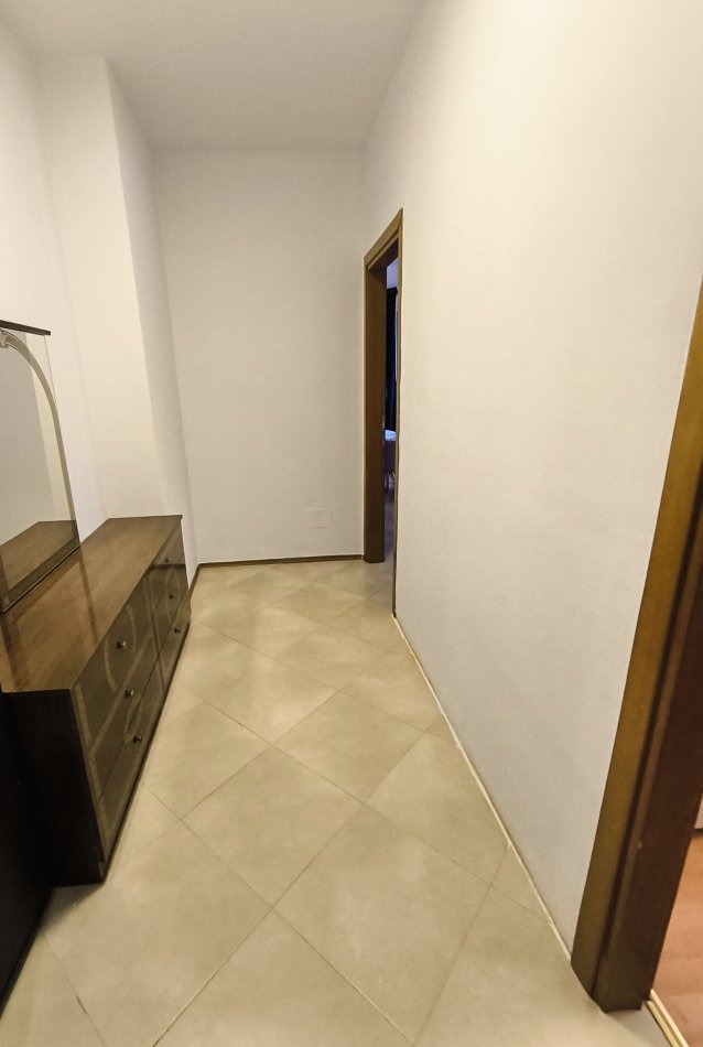 Tirane, jepet me qera apartament 1+1+Ballkon Kati 5, 80 m² 45 € (Komuna Parisit)