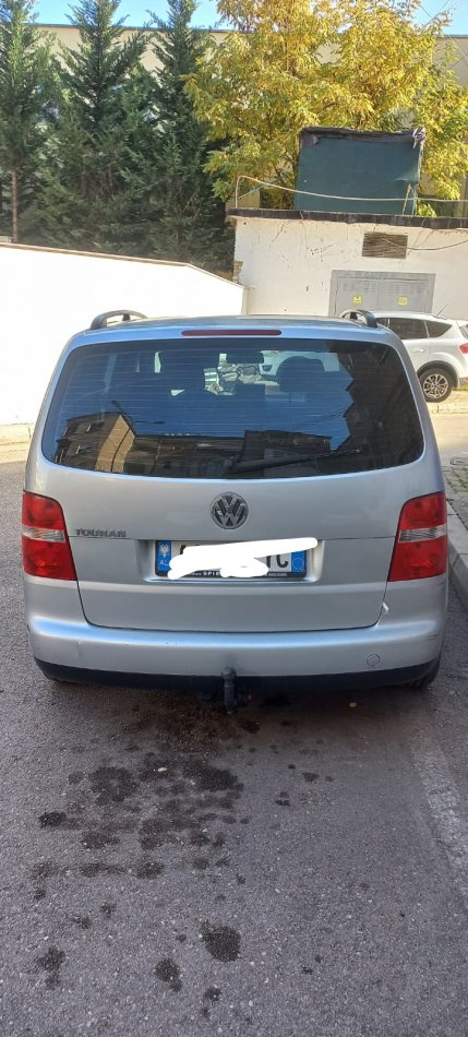 Tirane, shes makine Wolkswagen touran Benzin+Gaz, gri metalizato manuale Kondicioner 200.000 km 3.500 €