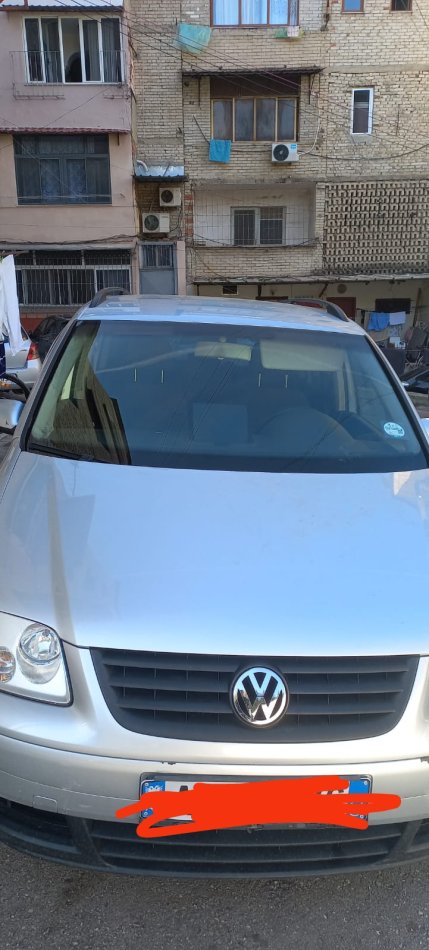 Tirane, shes makine Wolkswagen touran Benzin+Gaz, gri metalizato manuale Kondicioner 200.000 km 3.500 €