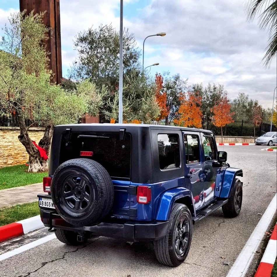 Tirane, shes makine Jeep Wrangler Benzin+Gaz, blu automatik Kondicioner 230.000 km 11.900 €