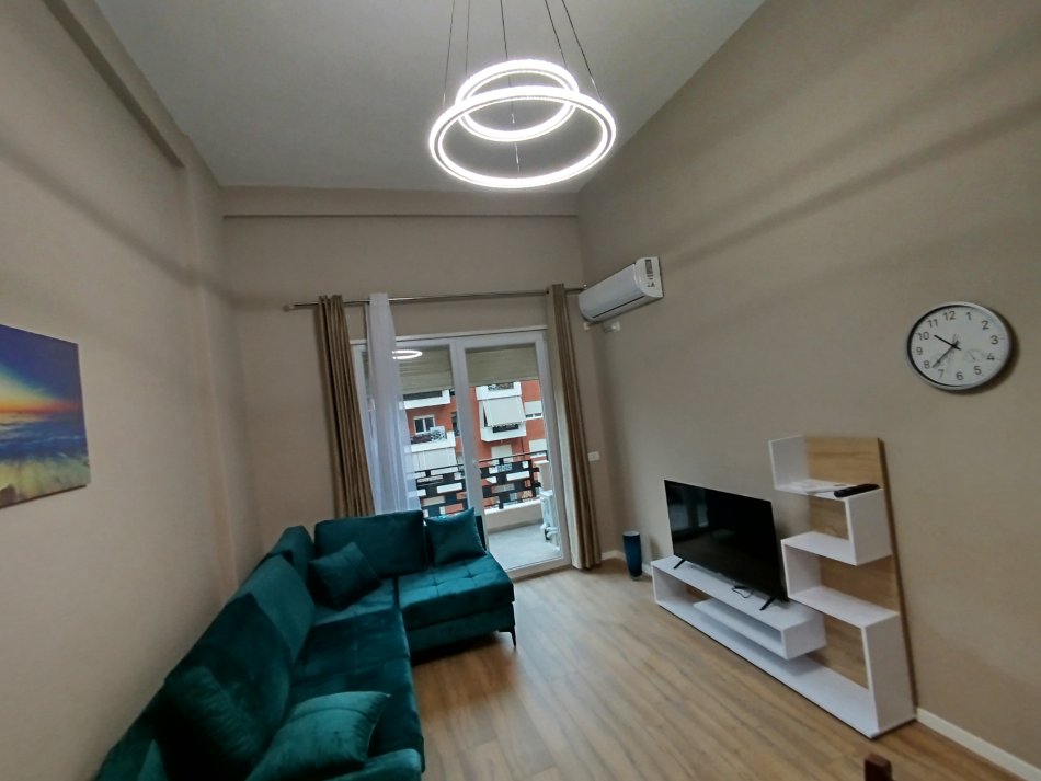Tirane, jap me qera apartament 1+1 Kati 7, 65 m² 500 € (Rruga Bedri Karapici)