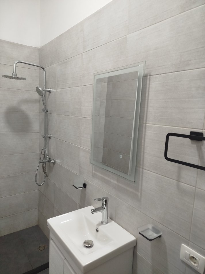 Tirane, jap me qera apartament 1+1 Kati 7, 65 m² 500 € (Rruga Bedri Karapici)