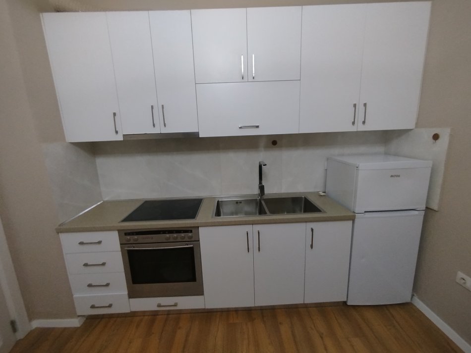 Tirane, jap me qera apartament 1+1 Kati 7, 65 m² 500 € (Rruga Bedri Karapici)