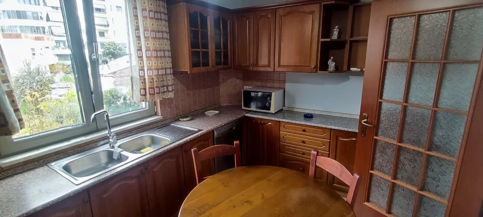 Tirane, jepet me qera kat vile 3+1+Aneks+Ballkon Kati 1, 1 m² 950 € (Mihal Grameno)