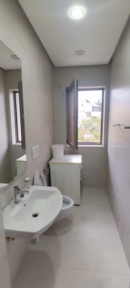 Tirane, jepet me qera kat vile 3+1+Aneks+Ballkon Kati 1, 1 m² 950 € (Mihal Grameno)