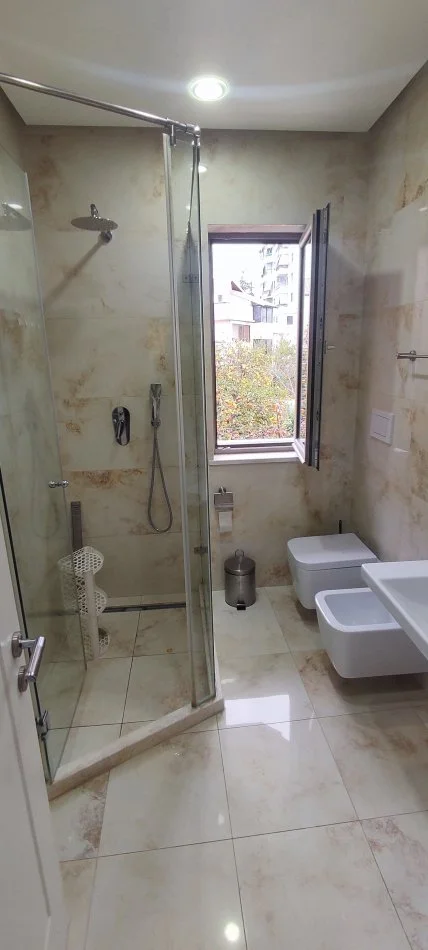 Tirane, jepet me qera kat vile 3+1+Aneks+Ballkon Kati 1, 1 m² 950 € (Mihal Grameno)