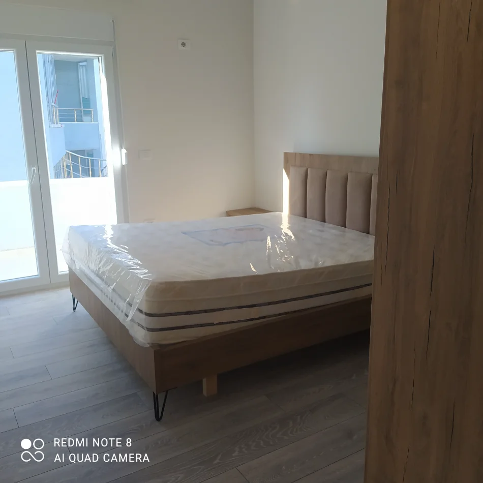 Tirane, jepet me qera apartament 1+1+Ballkon Kati 2, 62 m² 350 € (Rruga aleks caci)