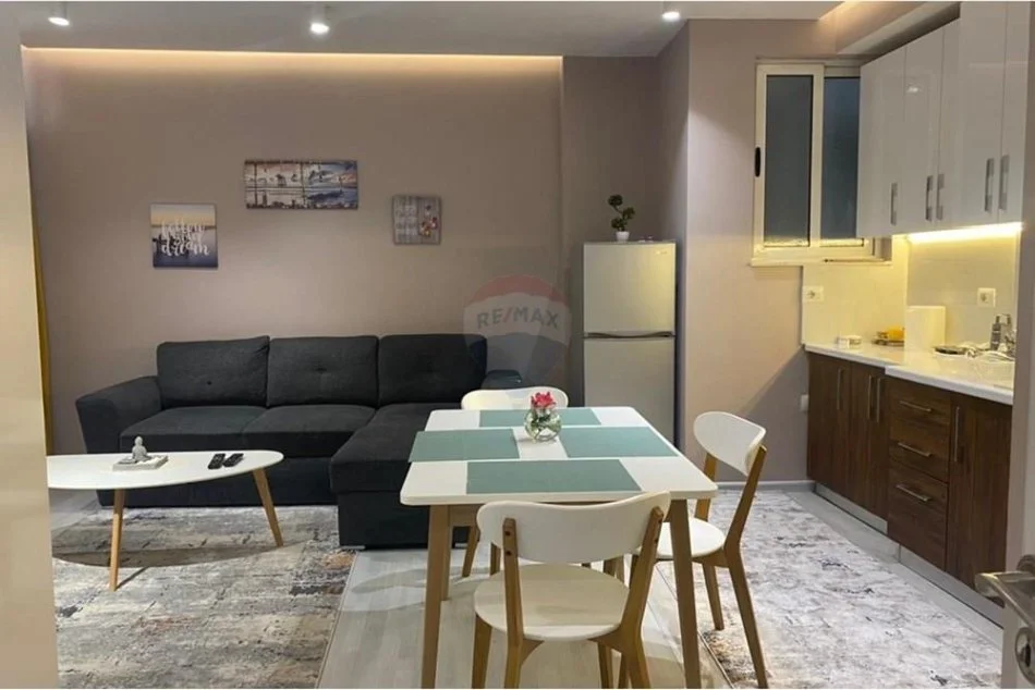 Tirane, jepet me qera apartament 1+1+Ballkon Kati 4, 70 m² 700 € (Stacioni trenit)