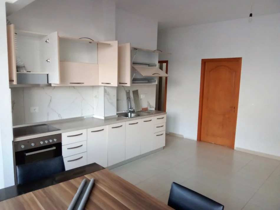Tirane, jepet me qera apartament 3+1+Ballkon Kati 2, 76 m² 360 €