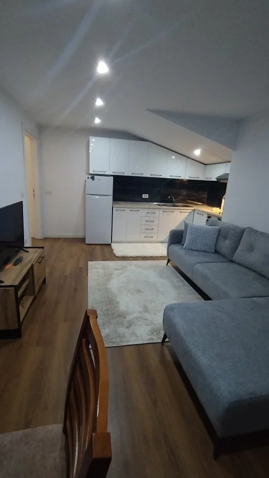 Tirane, jepet me qera 1+1 Kati 4, 400 € (Kel kodheli)