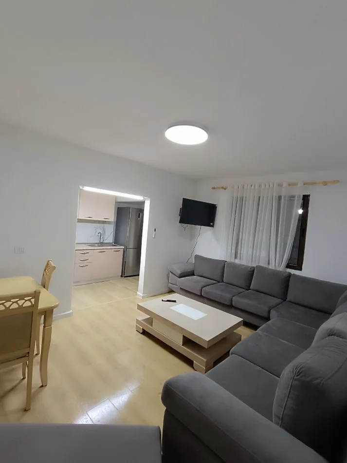 Tirane, jepet me qera apartament 2+1 Kati 4, 70 m² 350 € (Rruga Shyqyri Peza)
