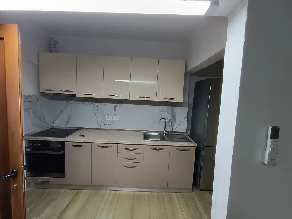 Tirane, jepet me qera apartament 2+1 Kati 4, 70 m² 350 € (Rruga Shyqyri Peza)
