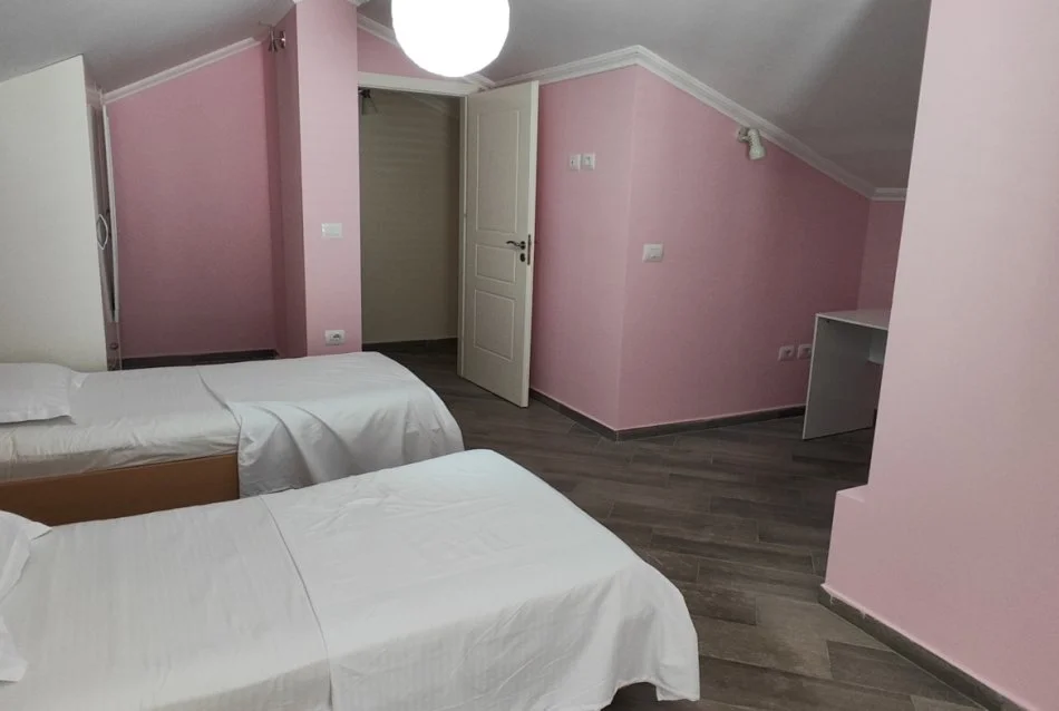 Tirane, jepet me qera apartament 3+1 Kati 5, 245 m² 1.200 € (Rruga Liqeni i Thate)
