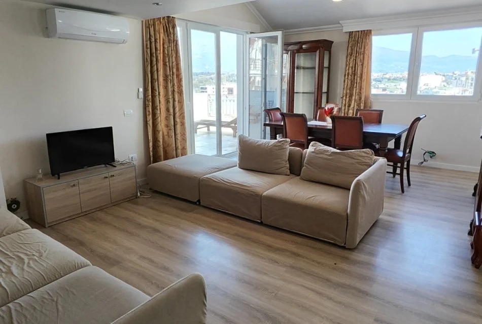 Tirane, jepet me qera apartament 3+1 Kati 5, 245 m² 1.200 € (Rruga Liqeni i Thate)