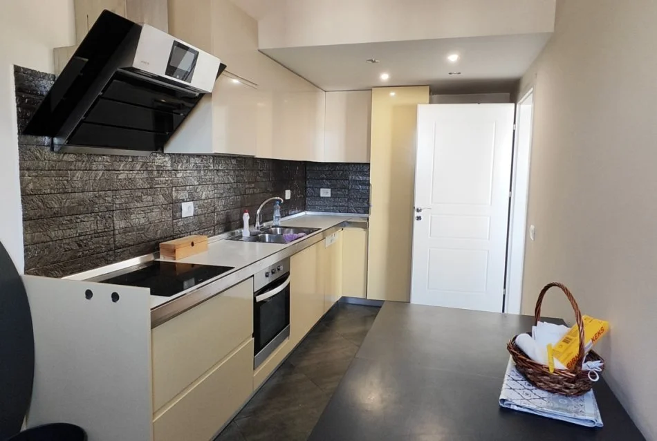 Tirane, jepet me qera apartament 3+1 Kati 5, 245 m² 1.200 € (Rruga Liqeni i Thate)