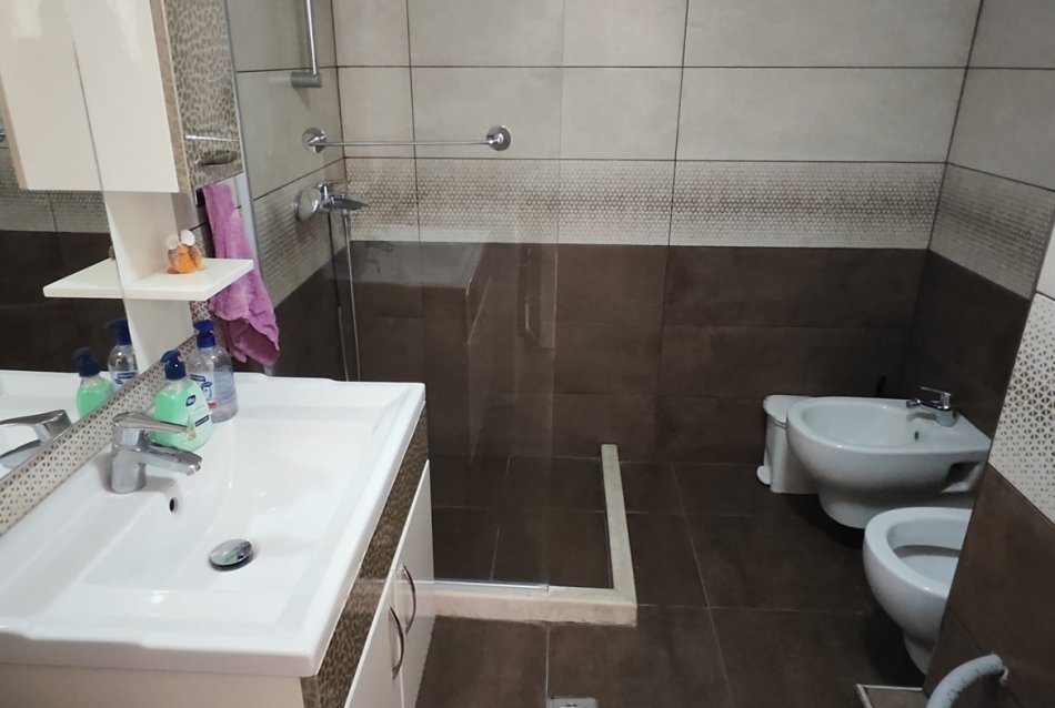Tirane, jepet me qera apartament 3+1 Kati 5, 245 m² 1.200 € (Rruga Liqeni i Thate)