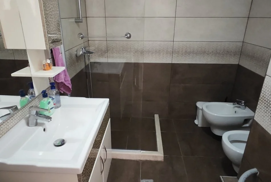 Tirane, jepet me qera apartament 3+1 Kati 5, 245 m² 1.200 € (Rruga Liqeni i Thate)