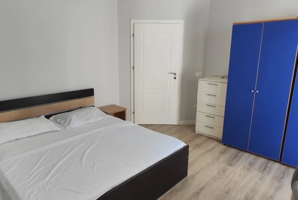 Tirane, jepet me qera apartament 3+1 Kati 5, 245 m² 1.200 € (Rruga Liqeni i Thate)