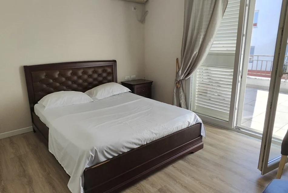 Tirane, jepet me qera apartament 3+1 Kati 5, 245 m² 1.200 € (Rruga Liqeni i Thate)