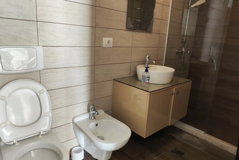 Tirane, jepet me qera apartament 3+1 Kati 5, 245 m² 1.200 € (Rruga Liqeni i Thate)