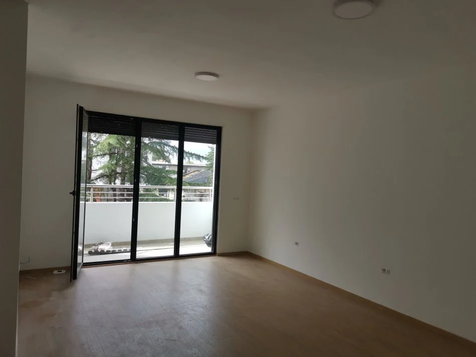Tirane, jepet me qera apartament 3+1 Kati 1, 110 m² 700 € (Don Bosco, Tirane)