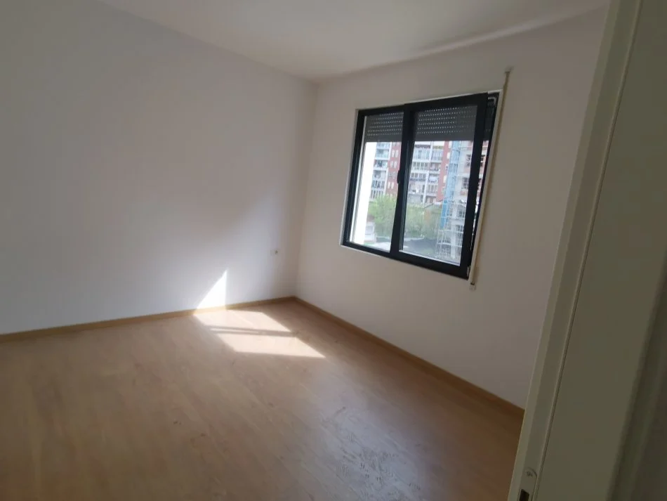 Tirane, jepet me qera apartament 3+1 Kati 1, 110 m² 700 € (Don Bosco, Tirane)